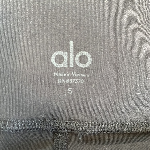 ALO Yoga Black CHEVRON CAPRI Leggings S - Picture 6 of 6